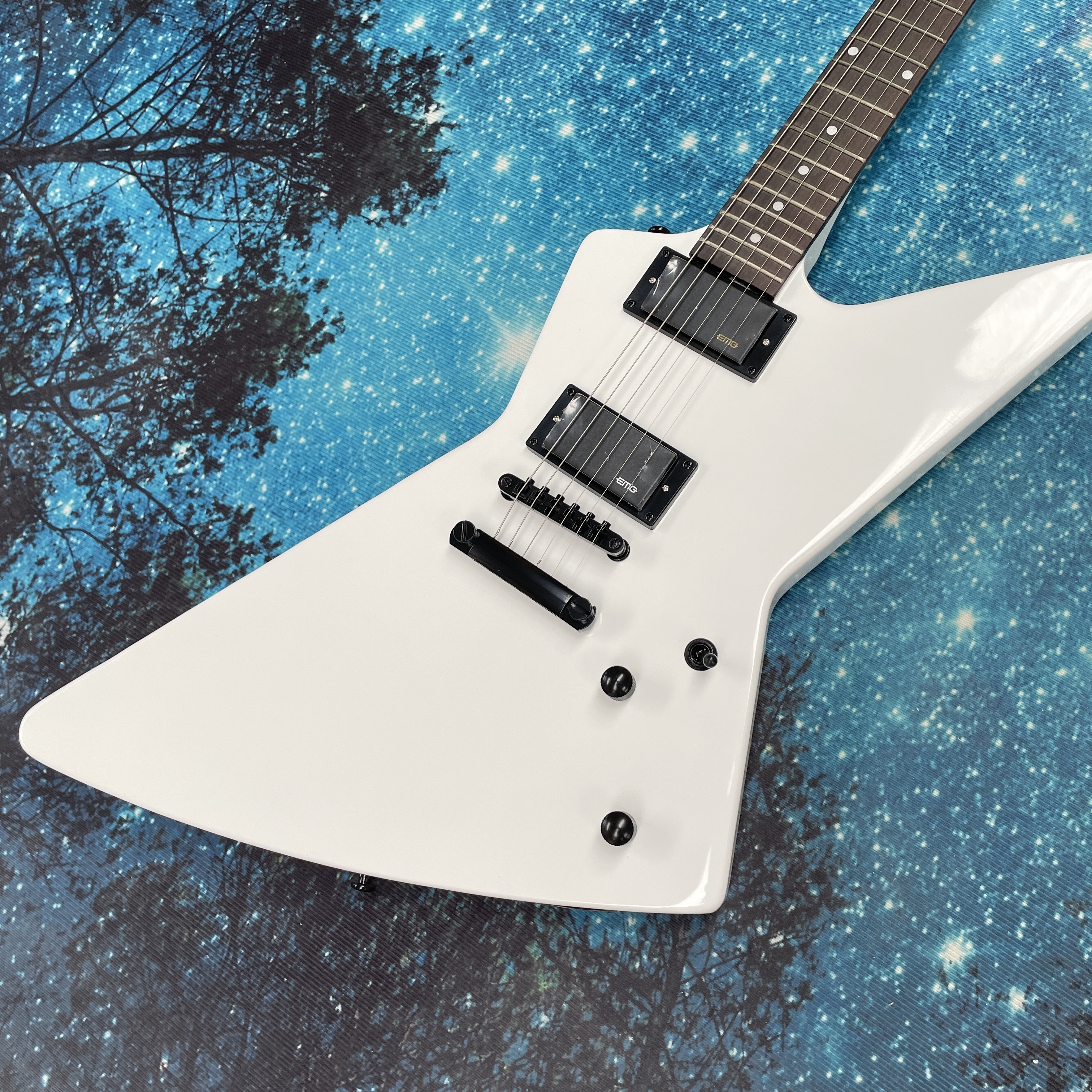 Electric Guitar Beginner - White 6-String Electric Guitar, Double-Coil High-Output