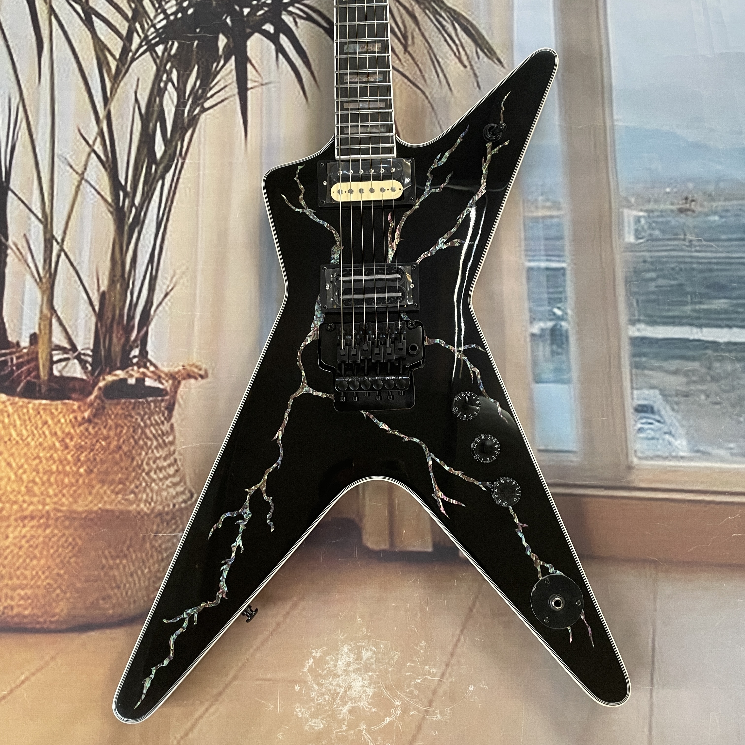 6-string black lightningshaped - огляд і ціна Electric Guitar Beginner