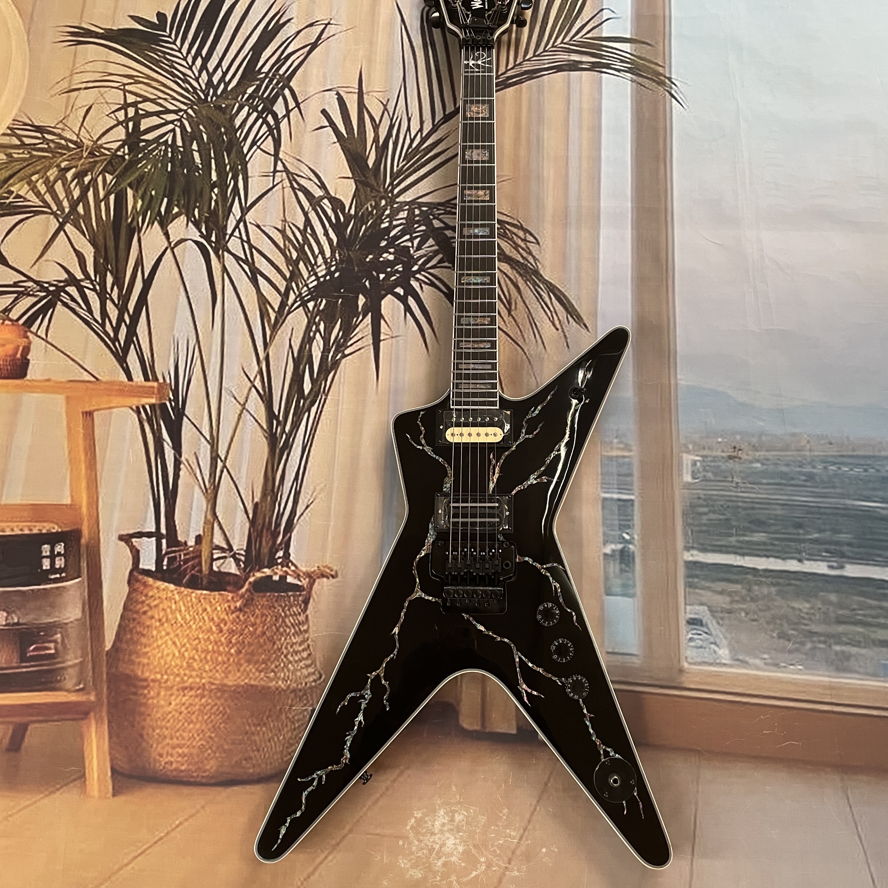 6-string black lightningshaped - огляд і ціна Electric Guitar Beginner
