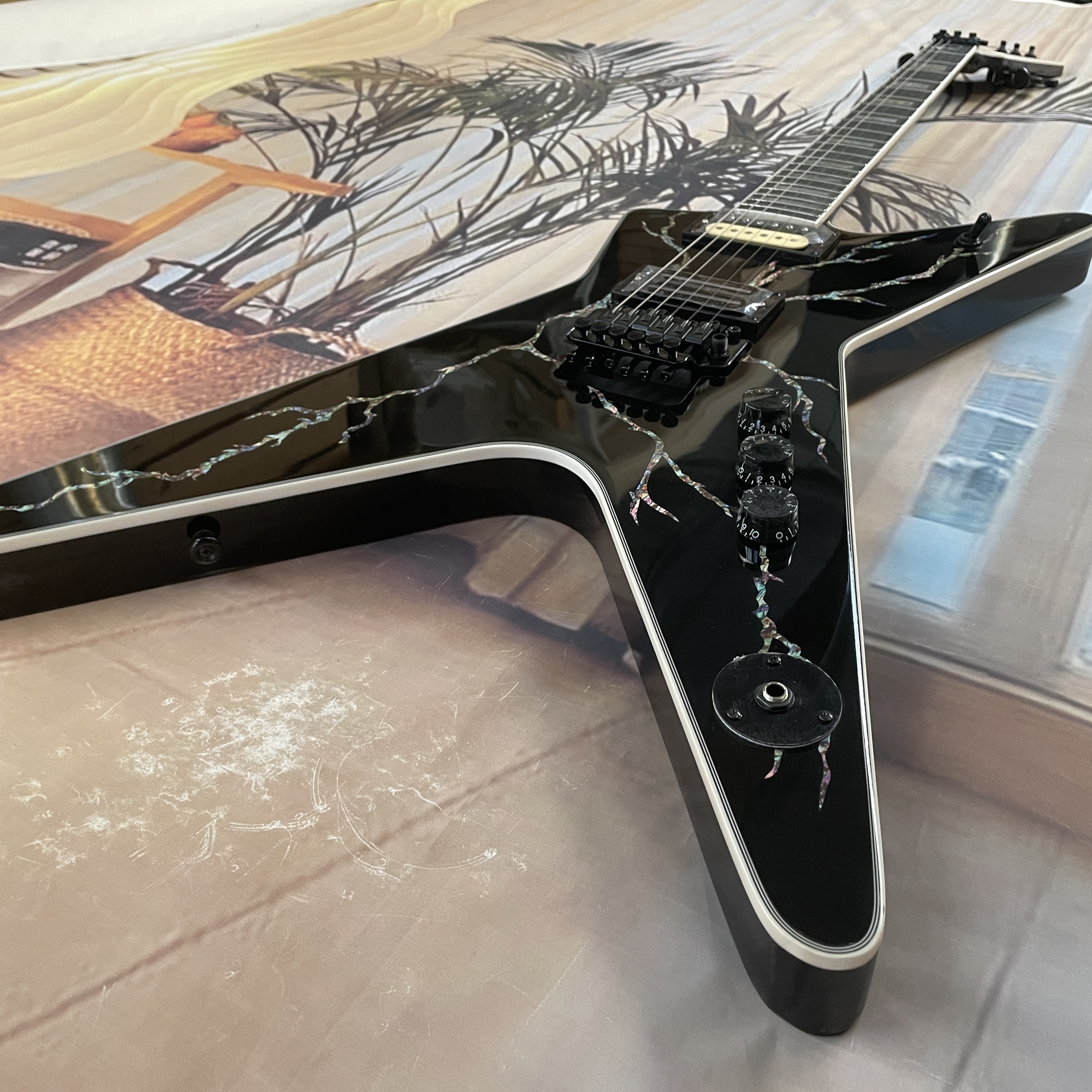 6-string black lightningshaped - огляд і ціна Electric Guitar Beginner