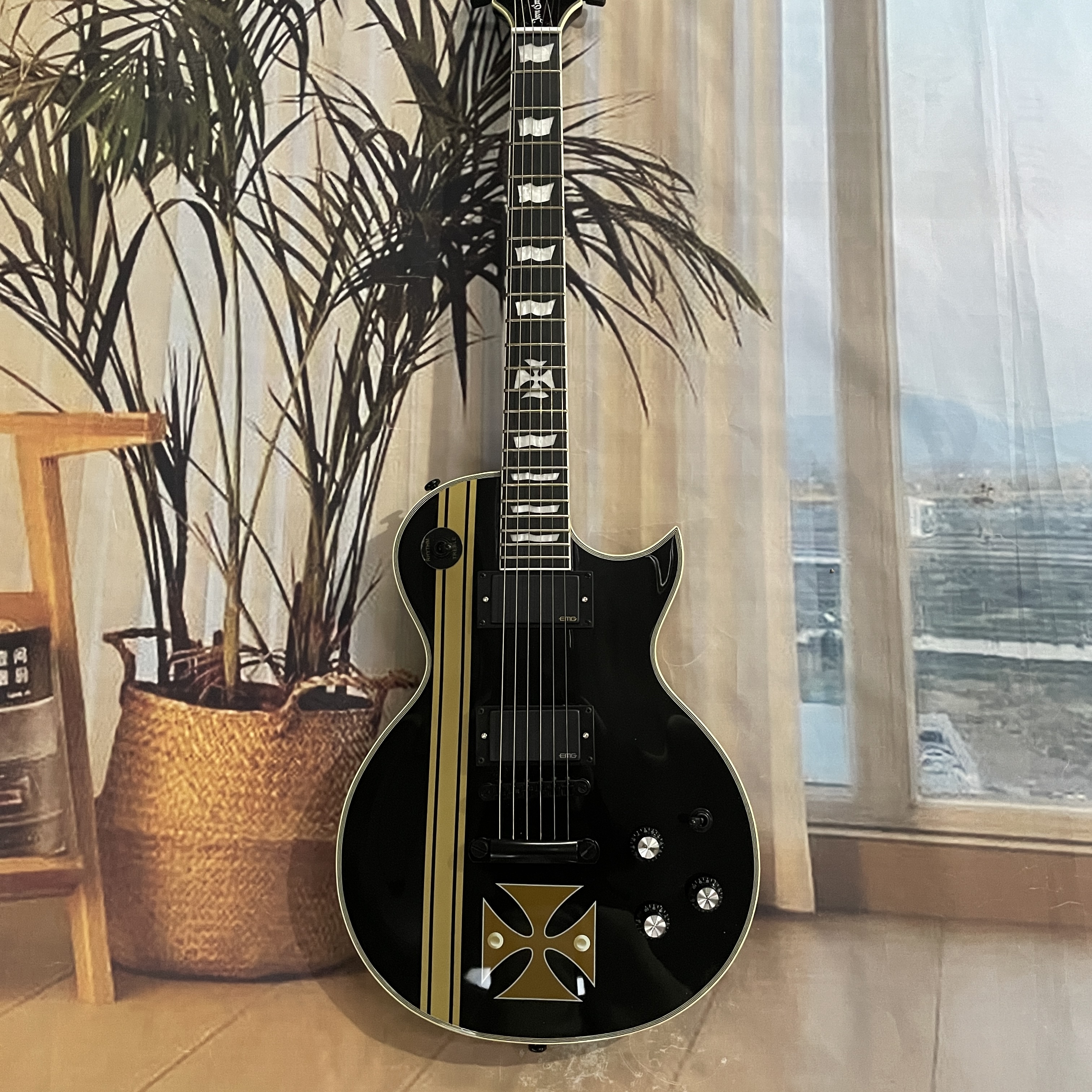 Black custom-made 6-string ele - огляд і ціна Electric Guitar Beginner