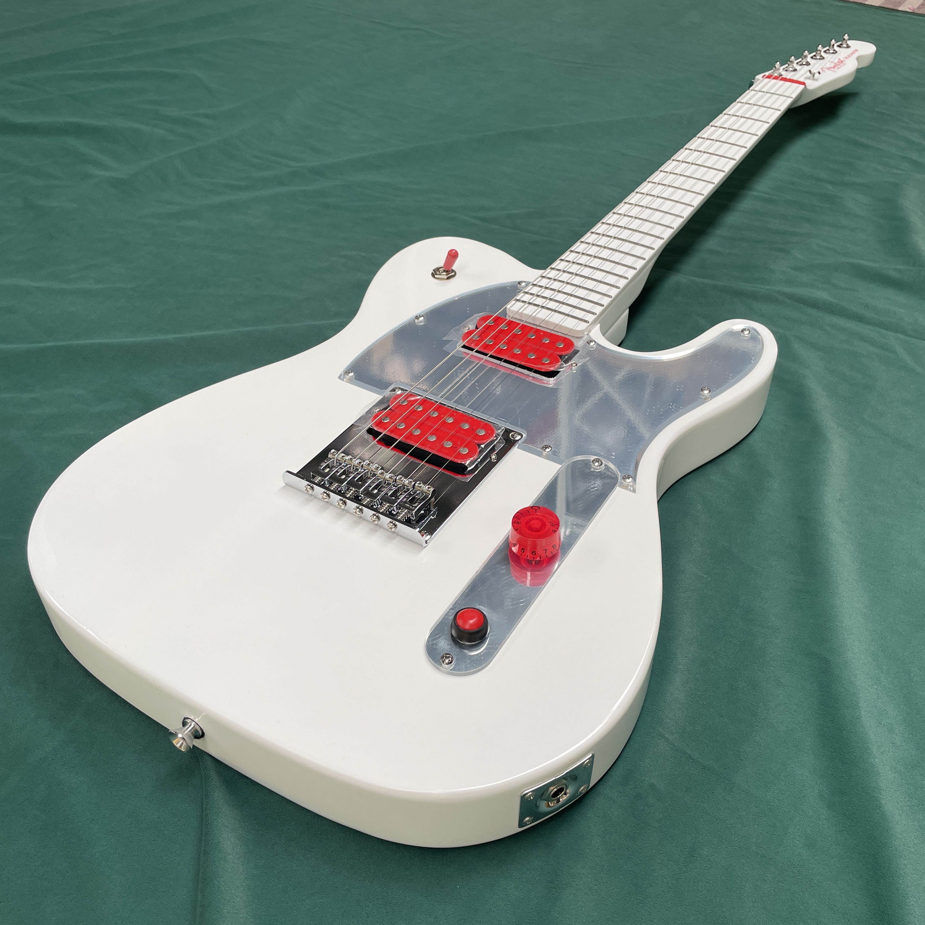 White 6-string electric guitar - огляд і ціна Electric Guitar Beginner