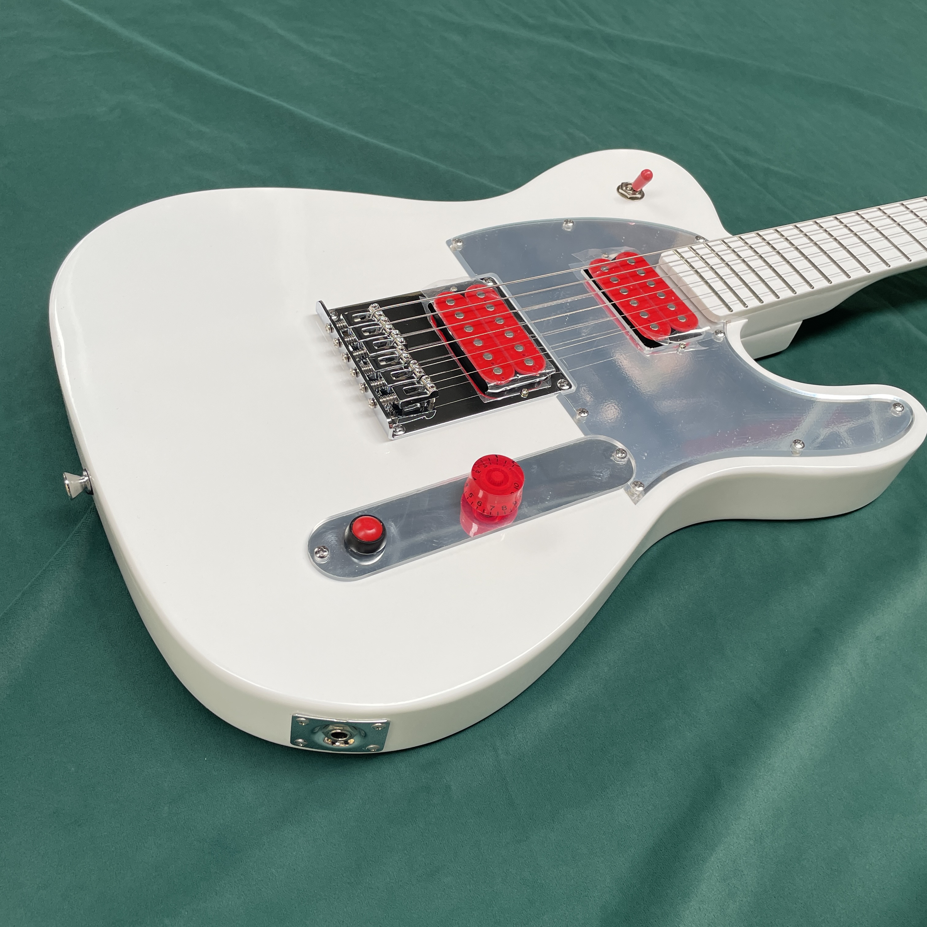 White 6-string electric guitar - огляд і ціна Electric Guitar Beginner